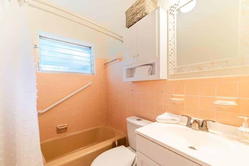 Beautiful Glam Mid-Century 1 block from Sarasota bay with Firepit House in Sarasota