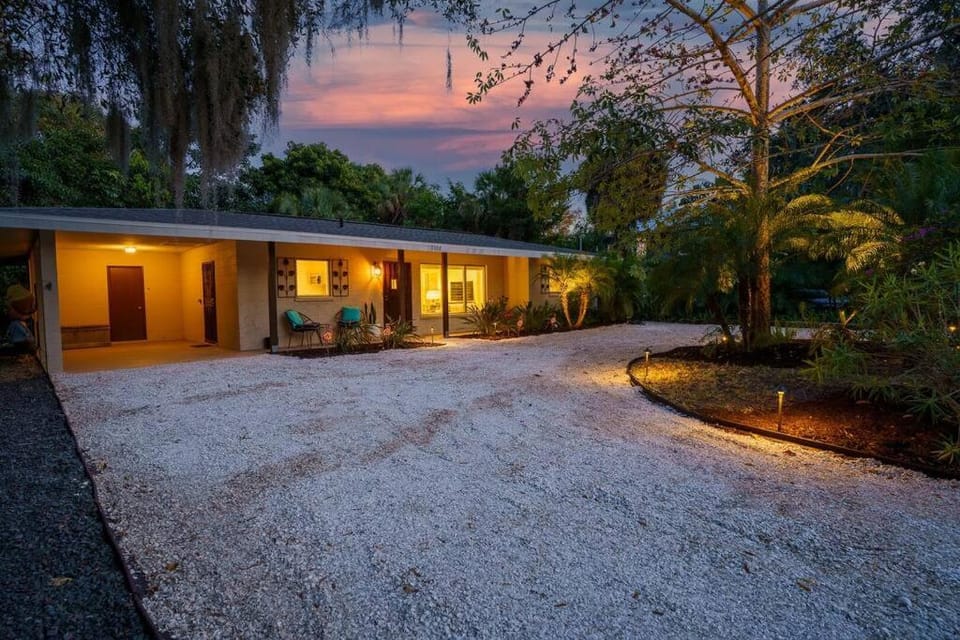 Beautiful Glam Mid-Century 1 block from Sarasota bay with Firepit House in Sarasota