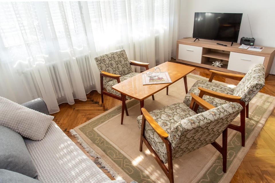 Communal lounge/ TV room, Living room, Seating area