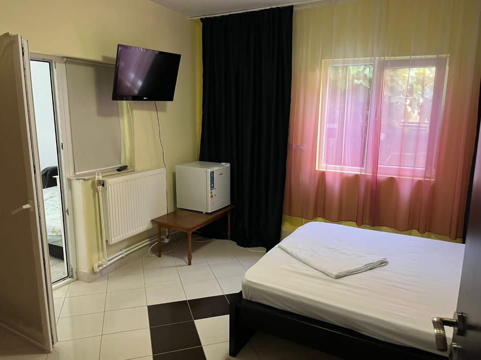 Bed, Photo of the whole room, Bedroom, oven, towels