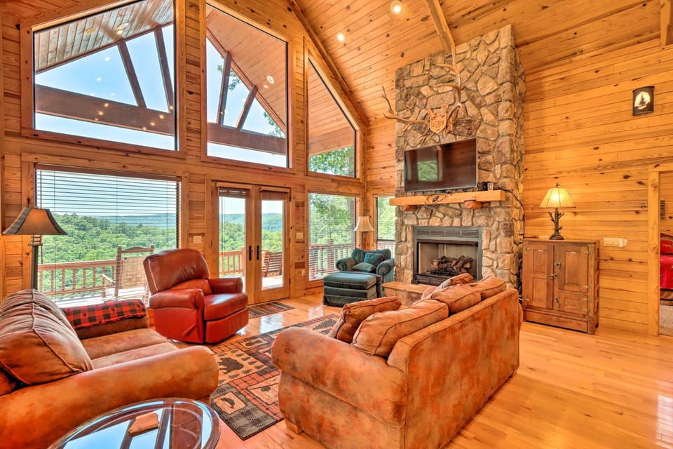 Peaceful Cabin w/ Deck + Scenic Mtn Views! Cabin in Arkansas