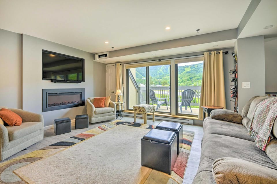 Walk to Lifts & Village! Killington Mountain Condo House in Mendon