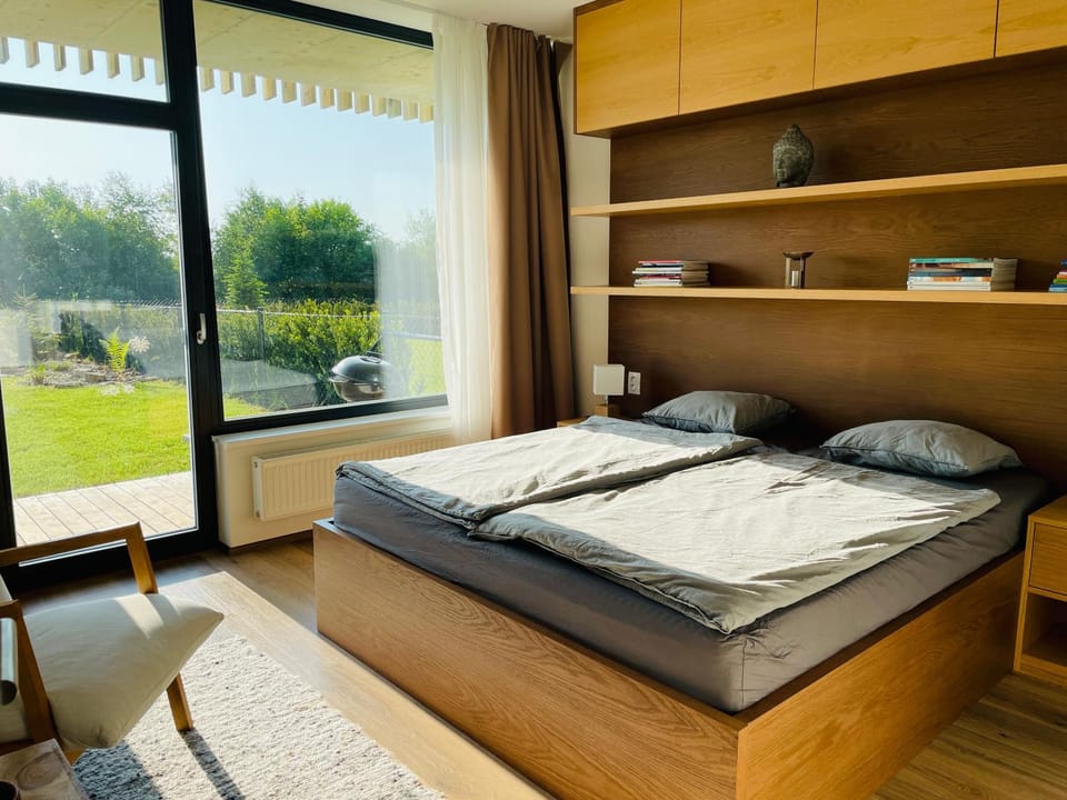 Bed, Bedroom, Garden view