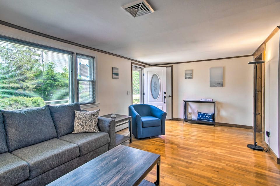 Pet-Friendly Yard! Fun Family Home in Cape Cod House in Dennis Port