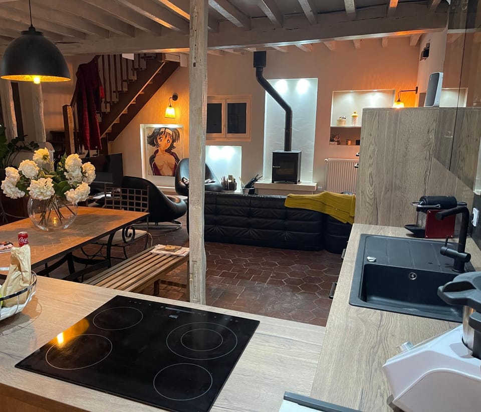 Kitchen or kitchenette, Living room, Lounge or bar, Seating area, Dining area, Communal kitchen