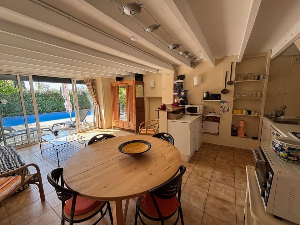 Dining area, oven, toaster