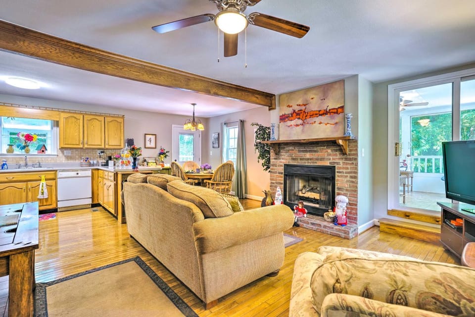 Secluded Chattanooga Getaway w/ Deck + Yard! House in Chattanooga