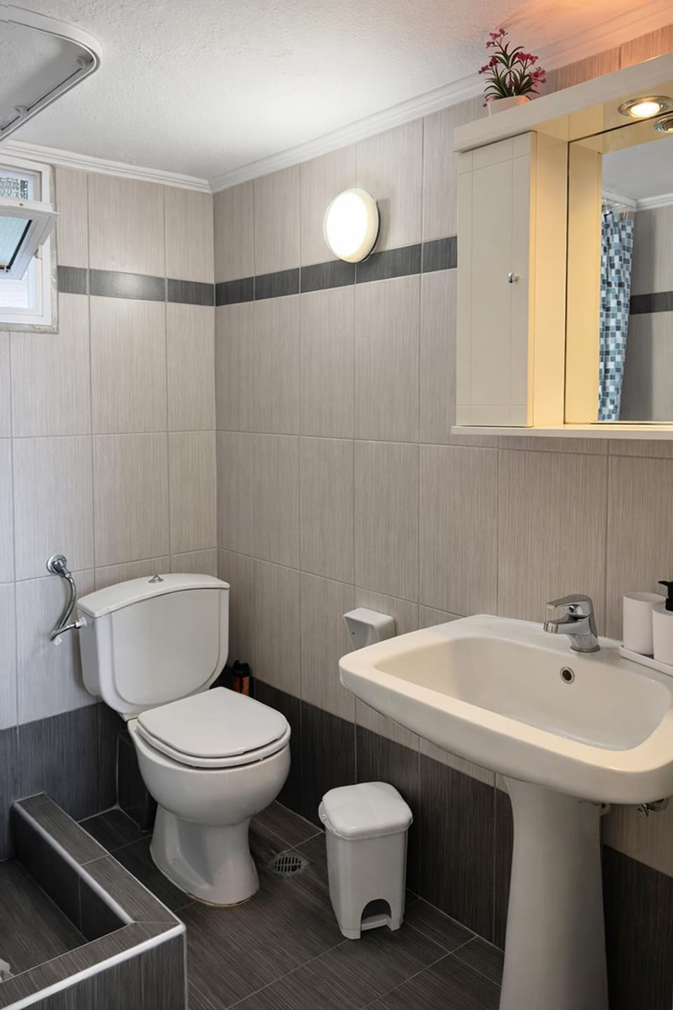 Shower, Toilet, towels, towels