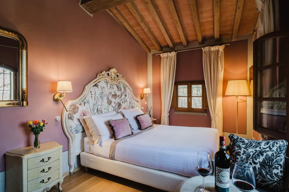 Bed, Photo of the whole room, Seating area, Bedroom