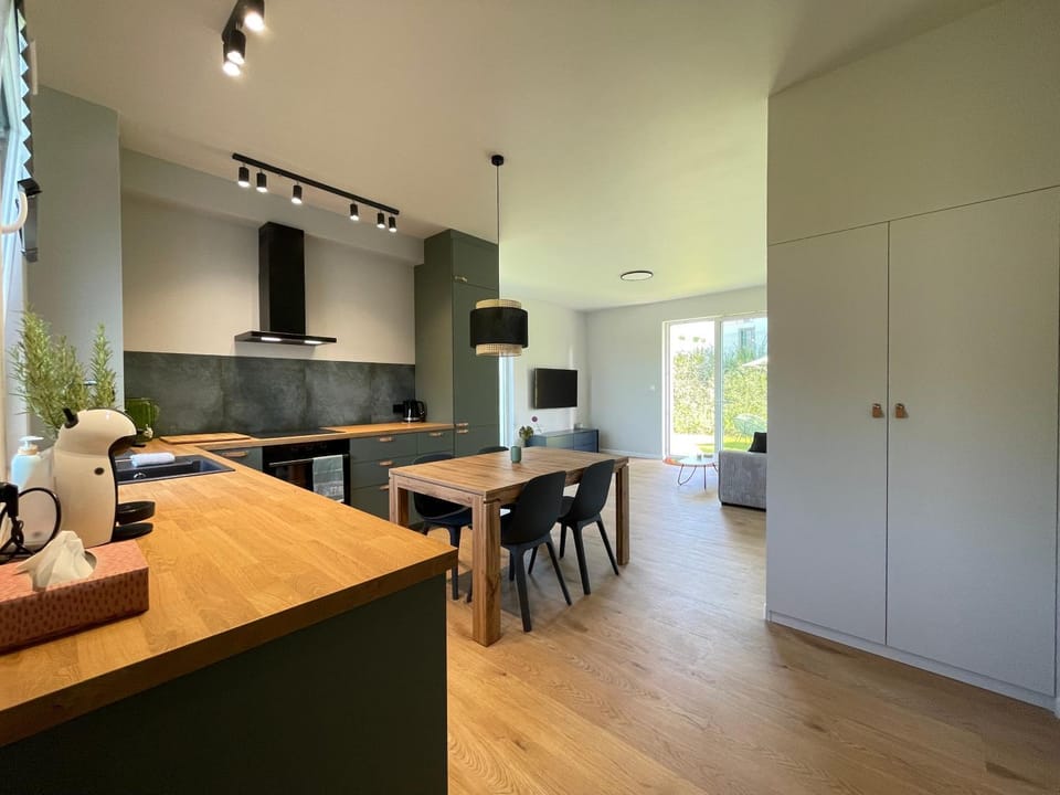 Kitchen or kitchenette, Living room, Seating area, Dining area