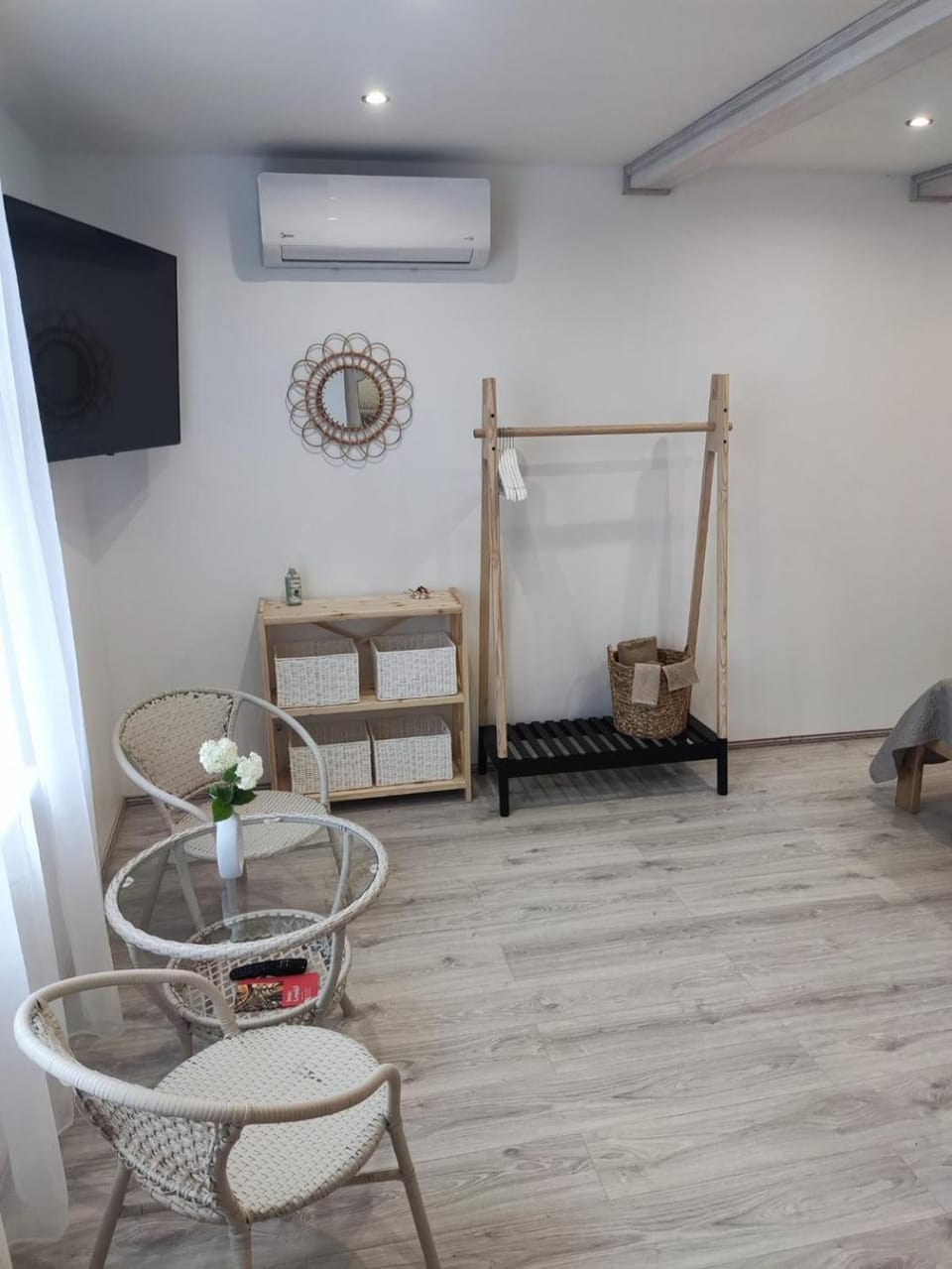 TV and multimedia, Living room, Seating area, air conditioner