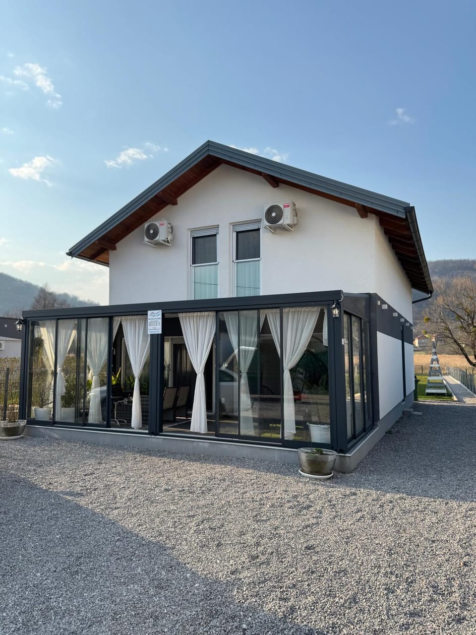 Property building, Day, Balcony/Terrace