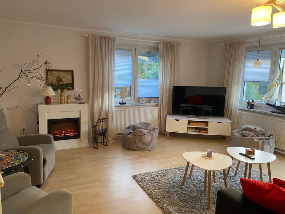 TV and multimedia, Living room, Seating area, fireplace