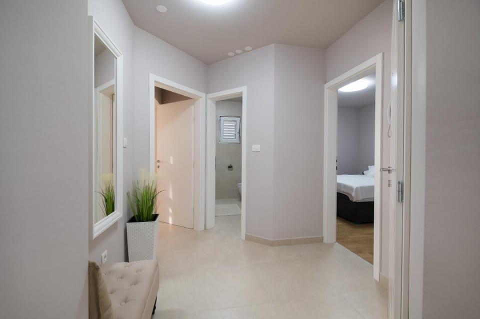 Elegant & Spacious 110m2 Luxury Apartment with 3BR & Pool at Čiovo - Villa Fiorentini Apartment in Okrug Gornji