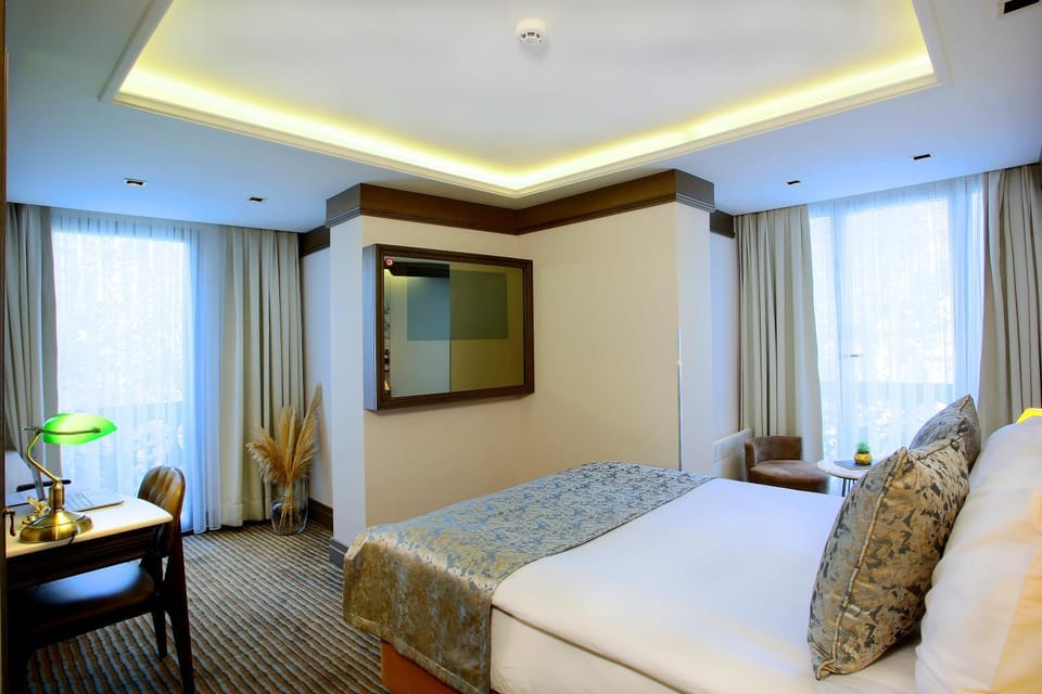 Bed, TV and multimedia, View (from property/room), Other, Bedroom, City view, air conditioner
