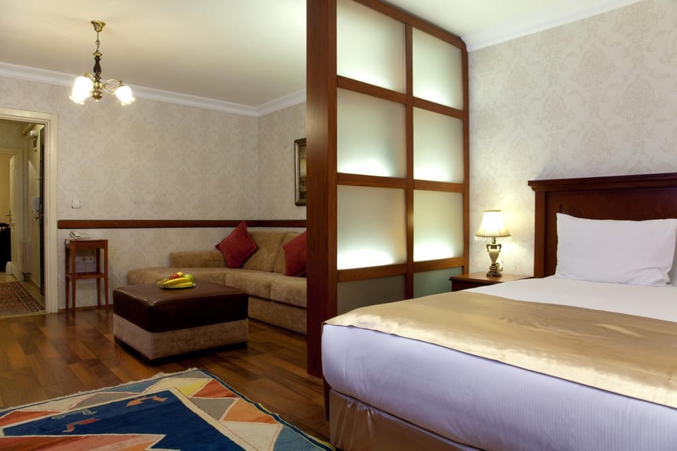 Bed, Seating area