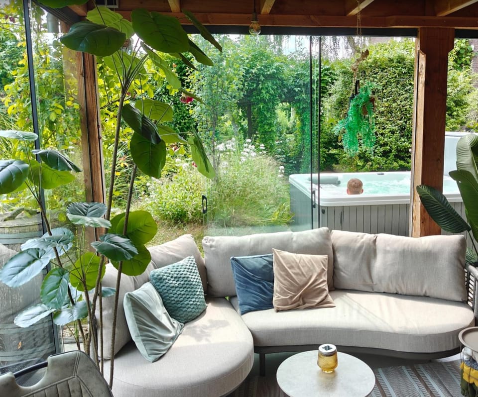 Ecolodge Wellness Tilburg- jacuzzi- privé sauna en zwembad Vacation rental in Tilburg