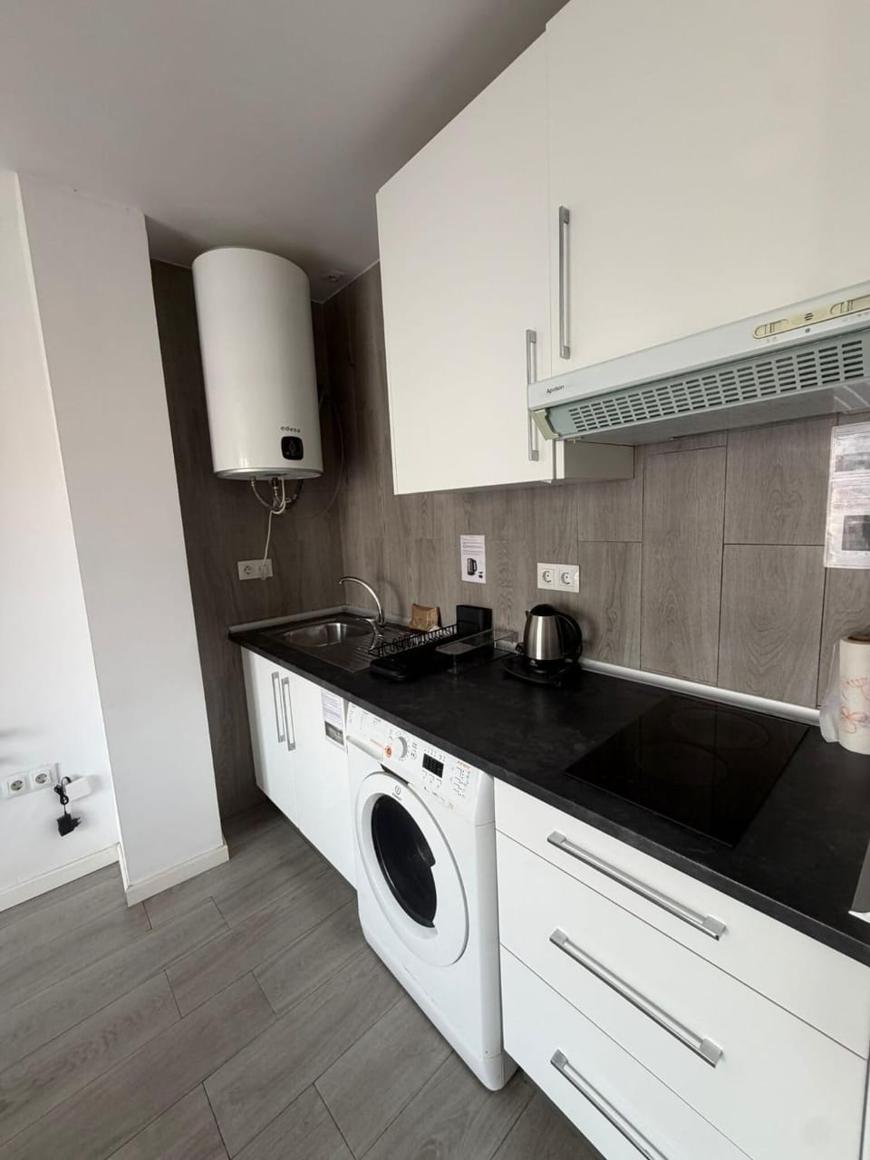Kitchen or kitchenette, washing machine