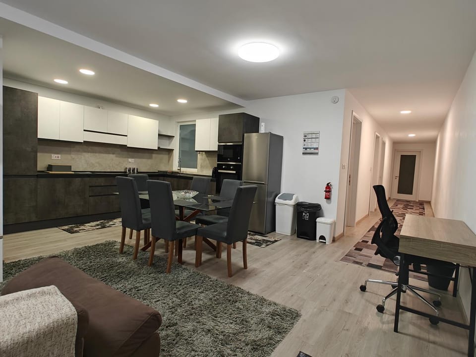 Dining area, kitchen
