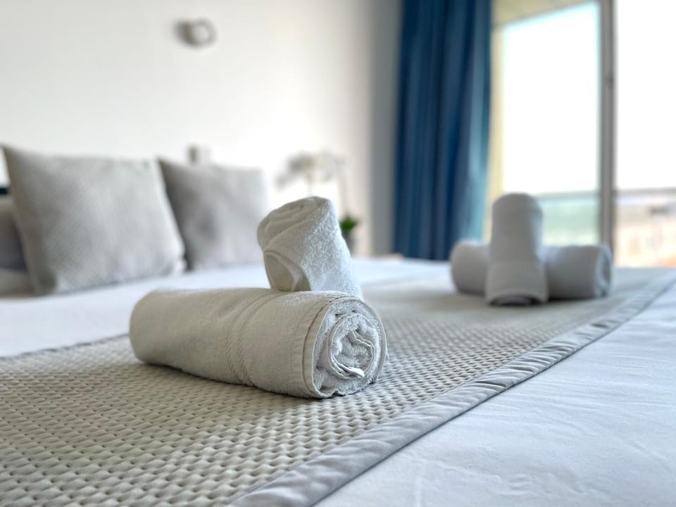 Bed, Bedroom, towels