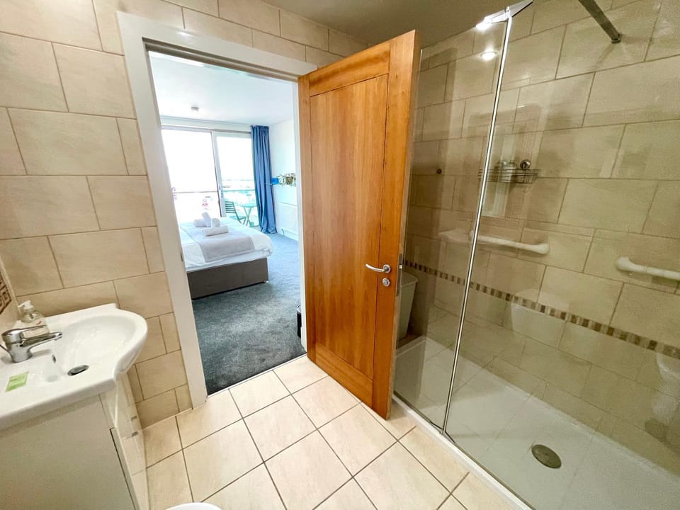 Shower, Toilet, Photo of the whole room