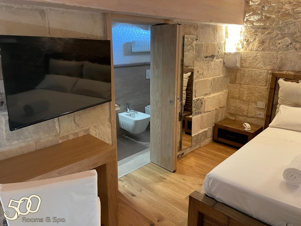 Bathroom, TV and multimedia, Bedroom