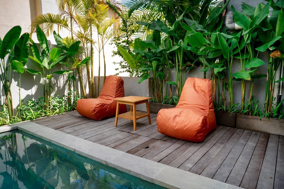 Patio, Day, Garden, Living room, Seating area, Garden view, Pool view, Swimming pool, sunbed