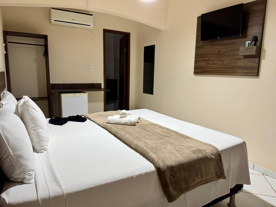 Communal lounge/ TV room, Bed, TV and multimedia, Photo of the whole room, Evening entertainment, Bedroom, air conditioner