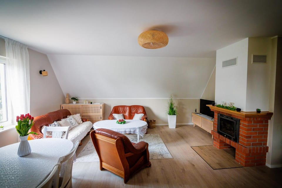 Bed, TV and multimedia, Living room, Seating area