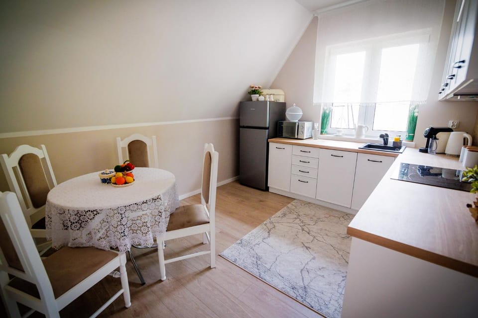 Coffee/tea facilities, Kitchen or kitchenette, Dining area, stove