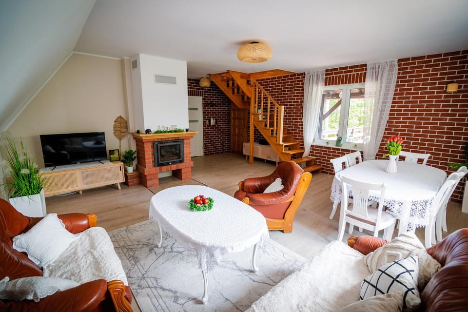TV and multimedia, Living room, Seating area, Dining area
