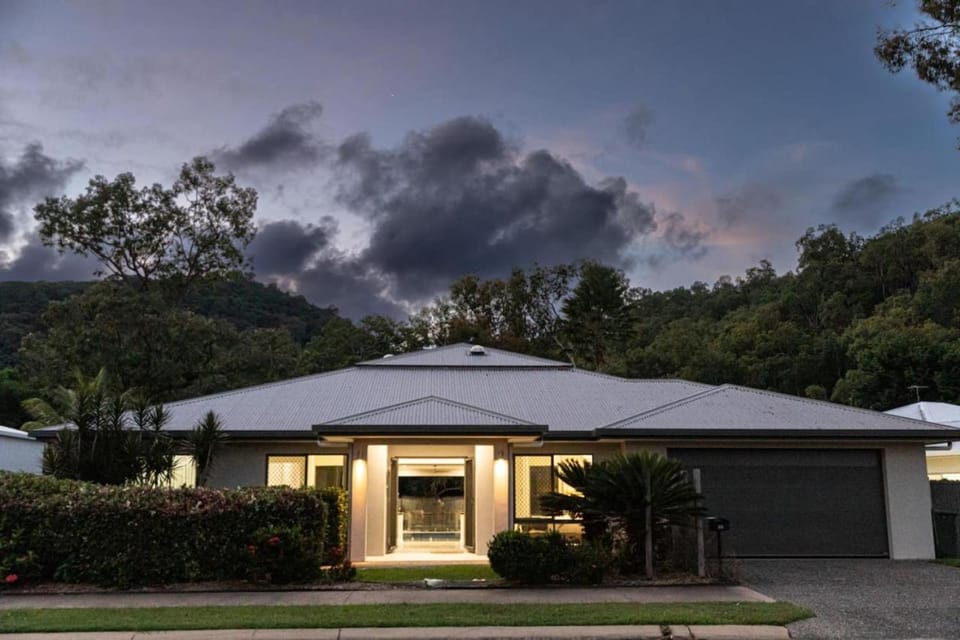 Villa Maasai - Coastal Luxury With a Heated Pool Villa in Cairns