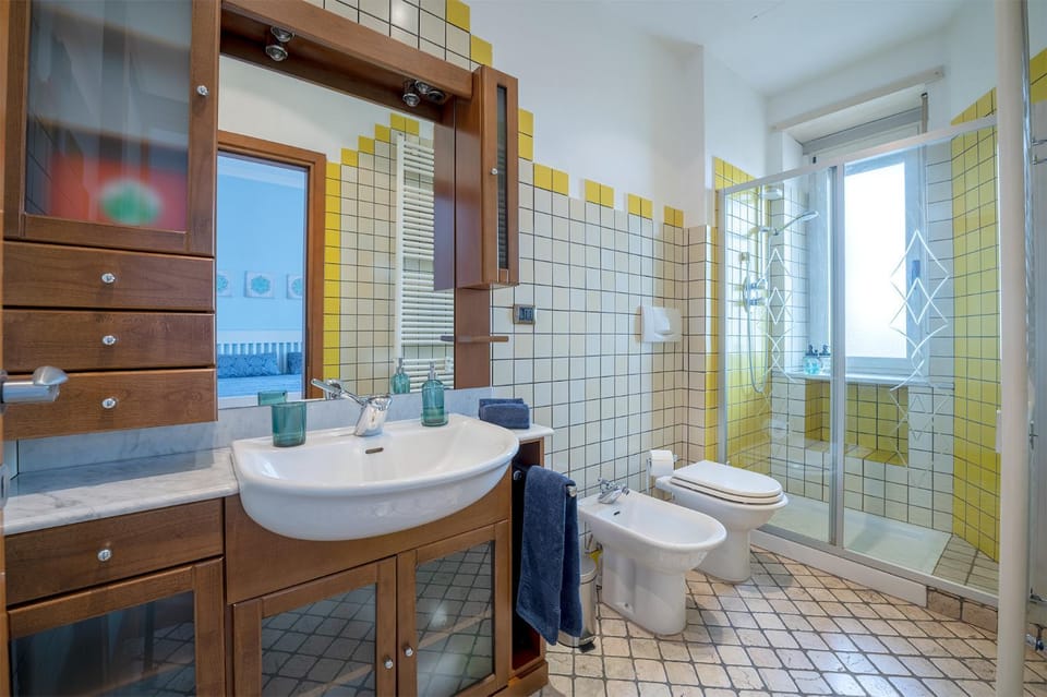 Shower, Toilet, Bathroom, bidet, towels