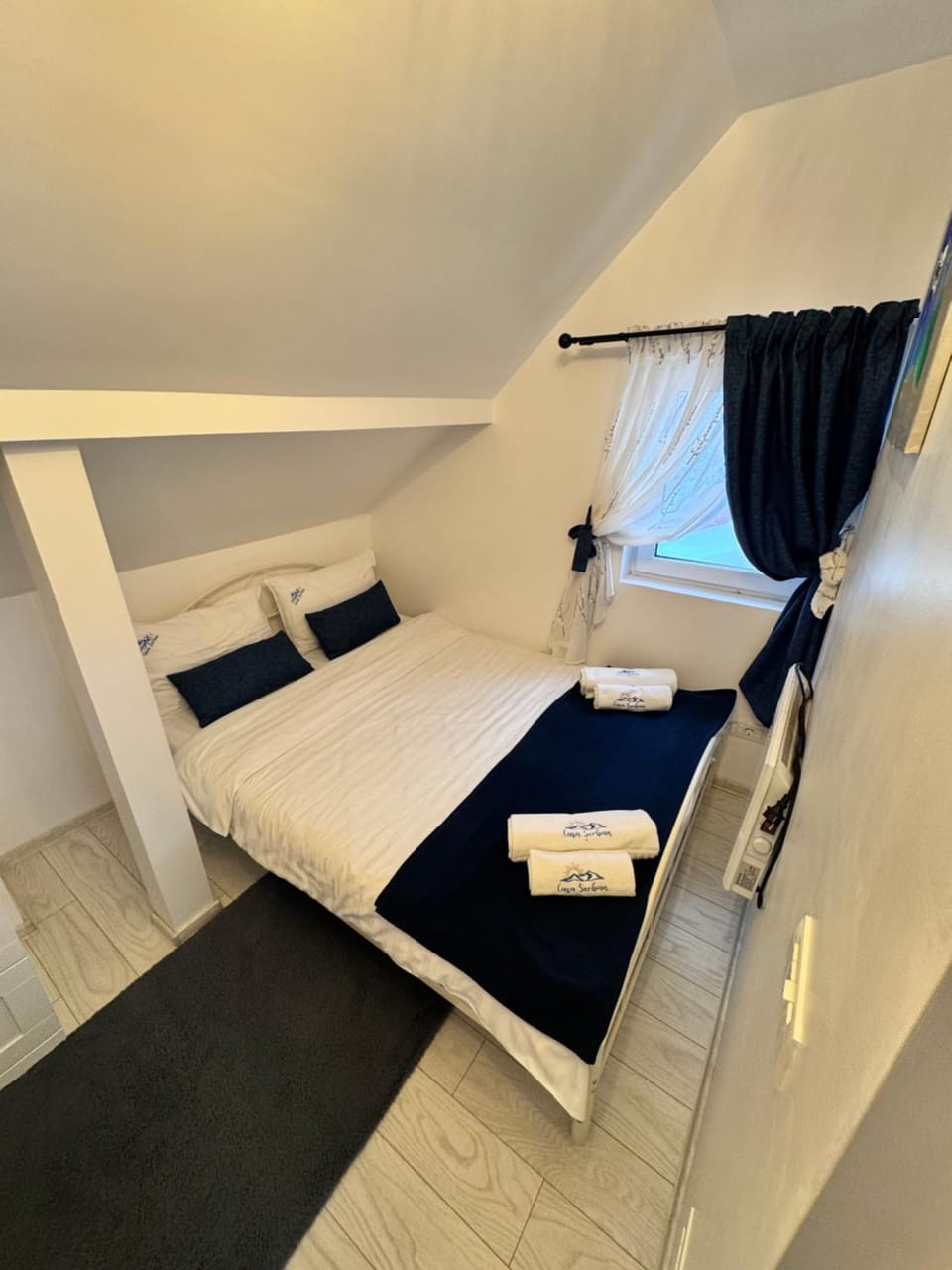 Photo of the whole room, Bedroom