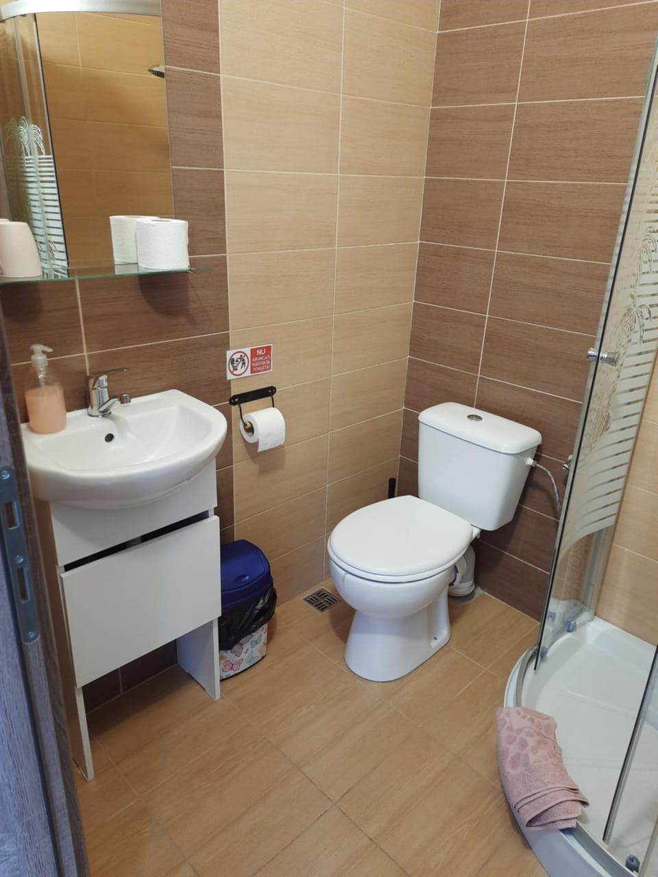 Shower, Toilet, Bathroom, towels
