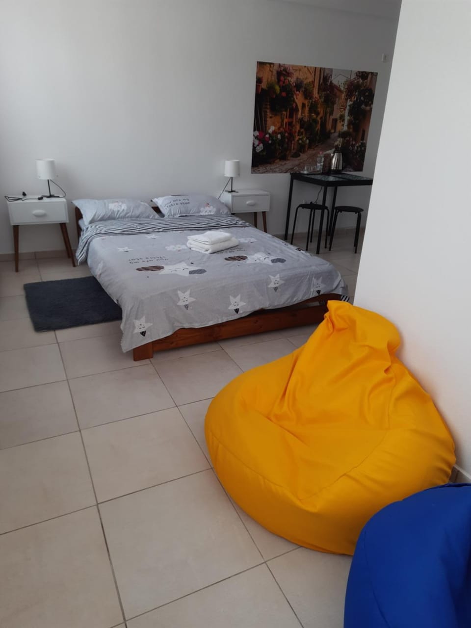 Bed, TV and multimedia, Photo of the whole room, Seating area, Bedroom
