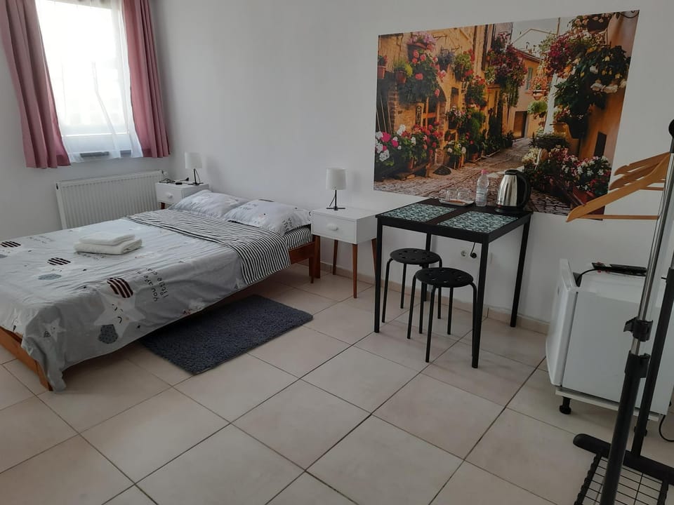 Bed, Photo of the whole room, Seating area, Dining area, Bedroom, towels