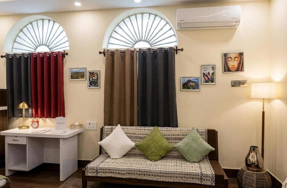 "Priyadarshi Villa" Free pickup in ac car from Jasidih Railway station or Deoghar Airport Vacation rental in India