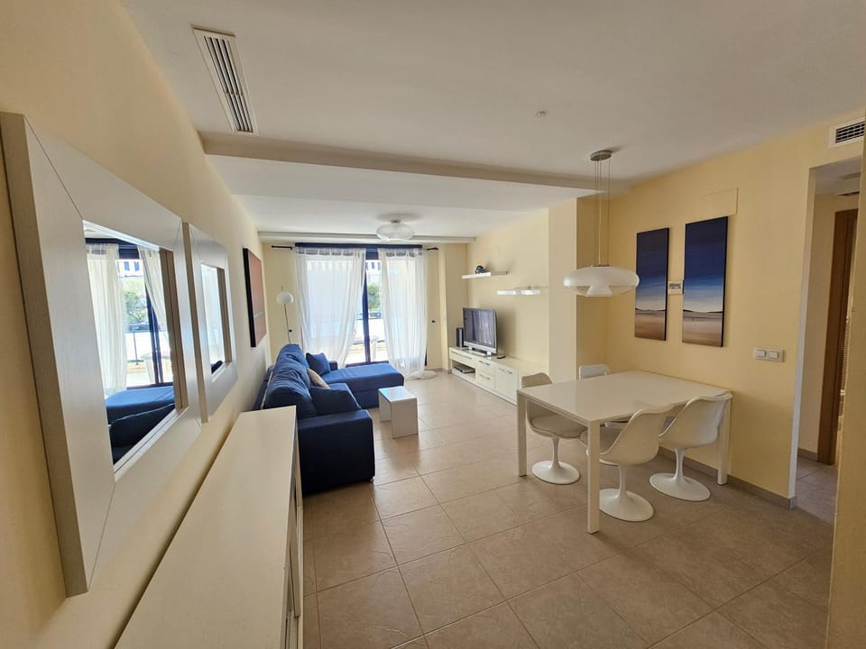TV and multimedia, Kitchen or kitchenette, Living room, Seating area, Dining area