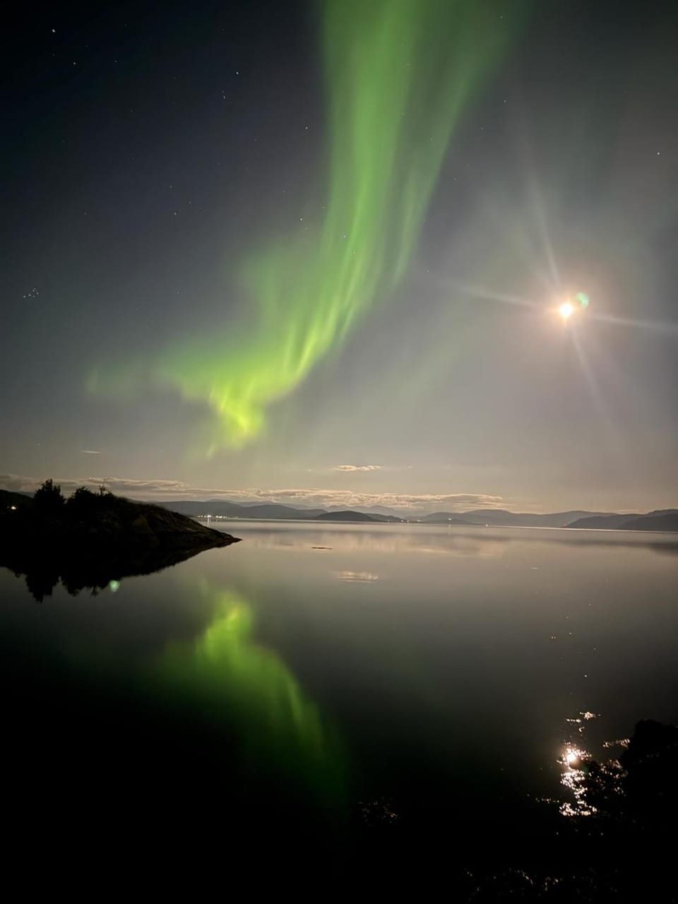 Idyllisk sjøhus på Naurstad House in Nordland, Norway