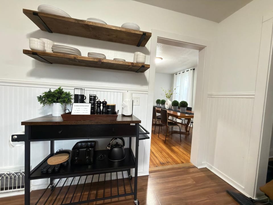 4BR St Paul Retreat Near Lake Phalen Sleeps 13 House in Payne-Phalen