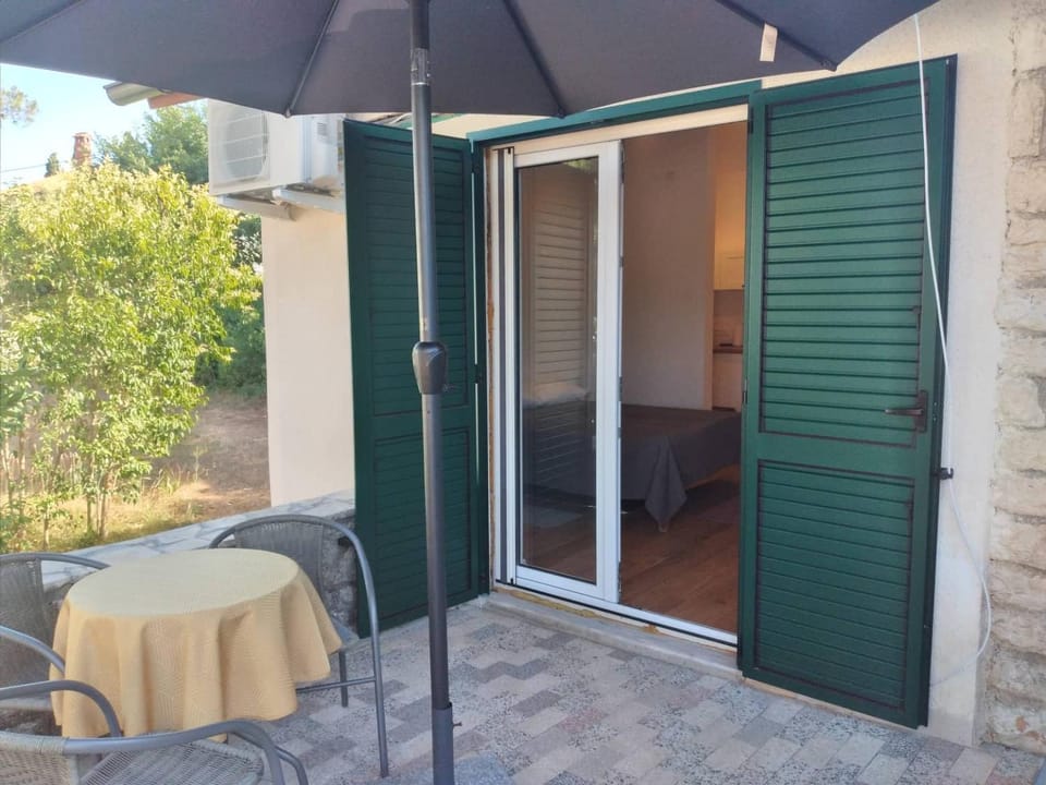 Patio, Facade/entrance, Balcony/Terrace