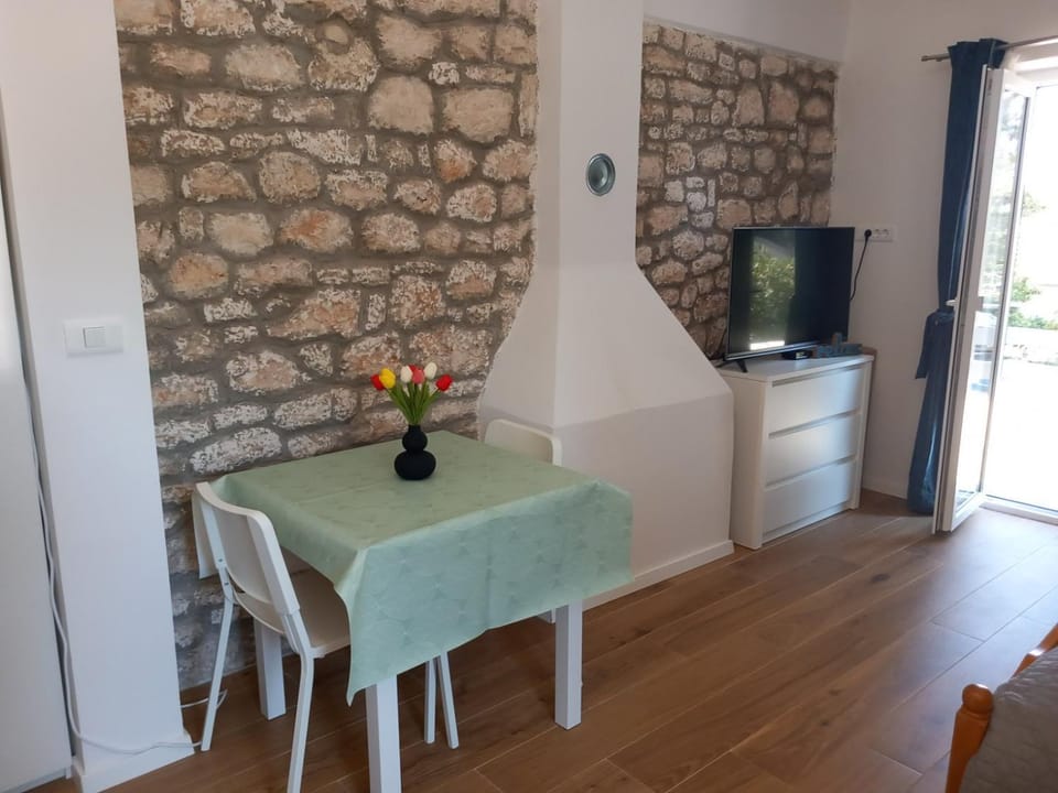 TV and multimedia, Living room, Seating area, Evening entertainment, wardrobe, air conditioner