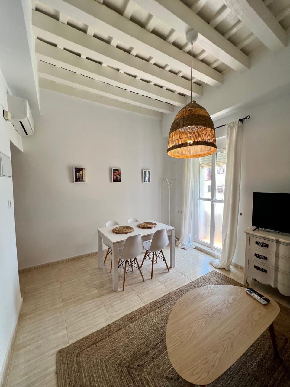 TV and multimedia, Living room, Seating area, Dining area