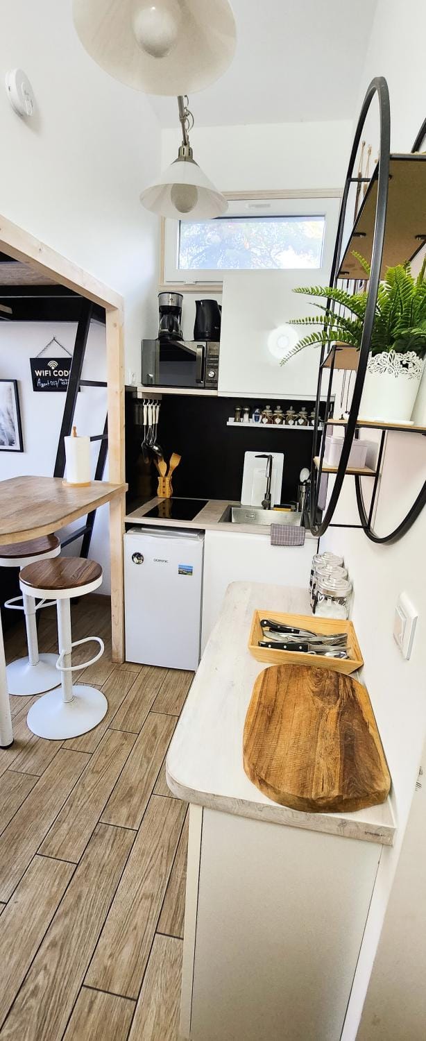Kitchen or kitchenette, Dining area, minibar, oven, stove