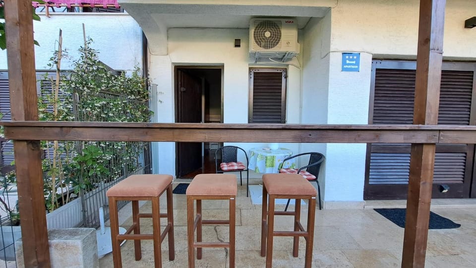 Property building, Patio, Facade/entrance, Day, Balcony/Terrace, Seating area, air conditioner