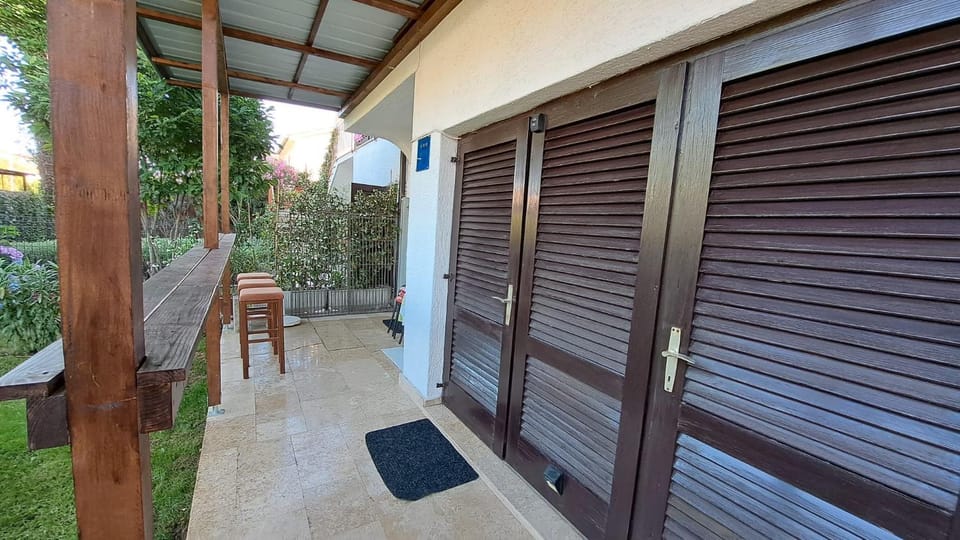 Property building, Patio, Facade/entrance, Day, Garden view