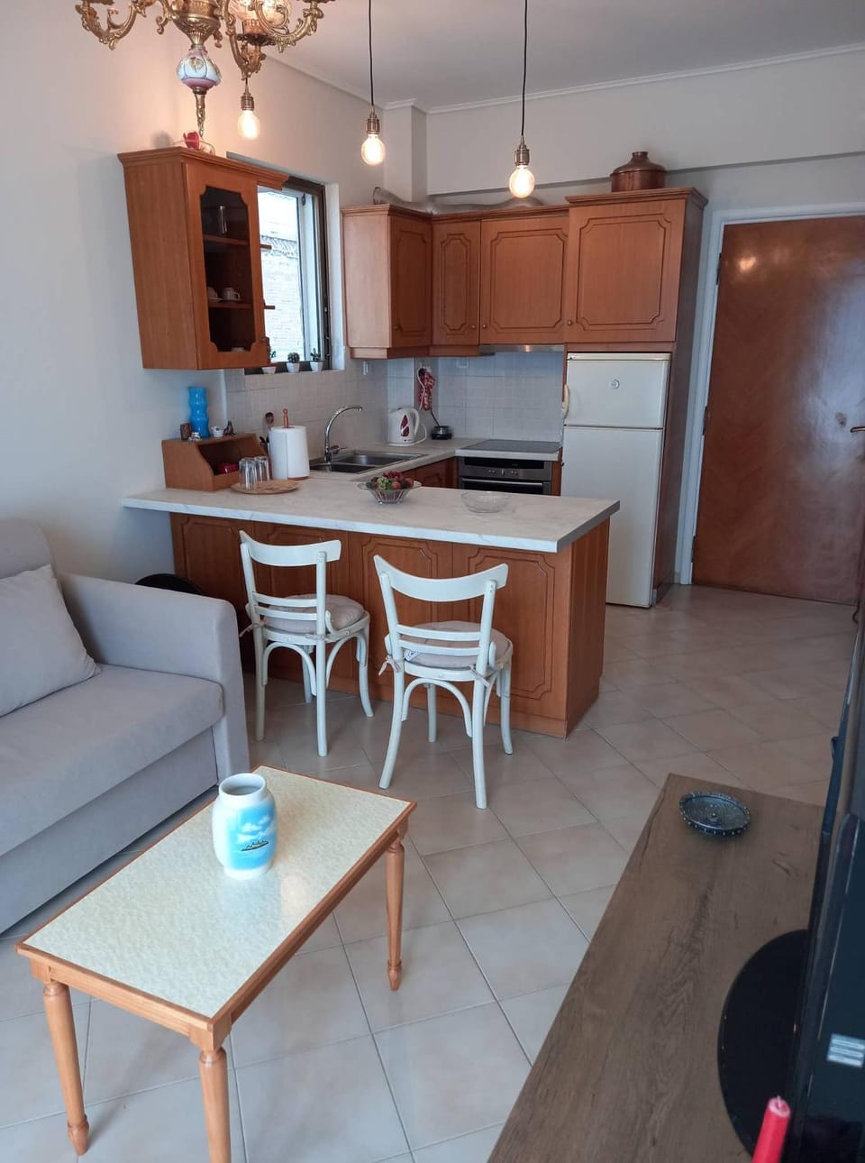 Kitchen or kitchenette, Living room, Seating area, Dining area, stove