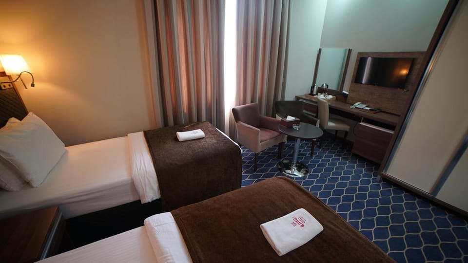 Bed, Seating area