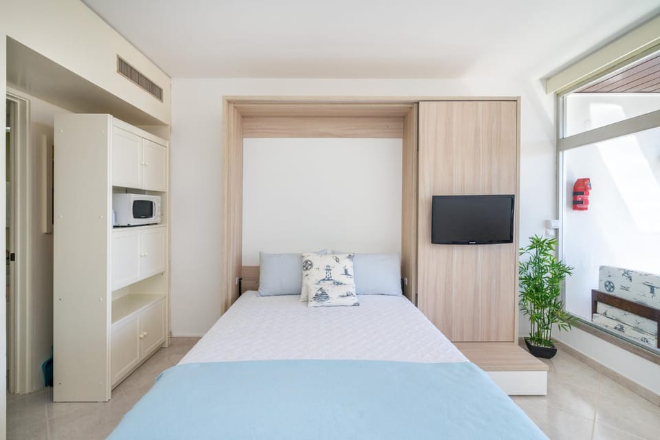Bed, TV and multimedia, Bedroom